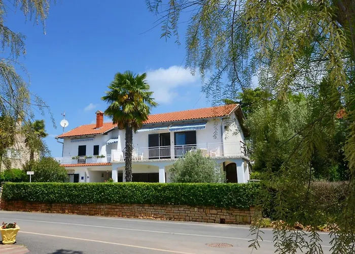 Beautiful Apartments First Row To The Sea